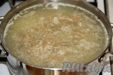 После того как пшено с картошкой проварятся минут 15, выложить в кастрюлю консервированную горбушу.
