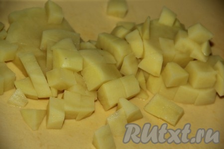 Очистить и нарезать на кубики картошку.
