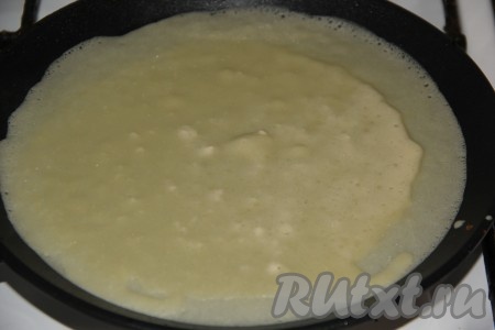 Сковороду разогреть, смазать маслом (или салом) перед жаркой первого блинчика. Влить в раскалённую сковороду немного теста и распределить его равномерно по всей поверхности.
