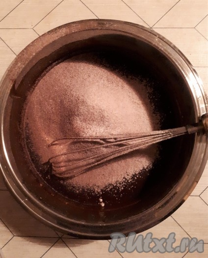 Добавить муку, просеянную с какао и разрыхлителем, и перемешать шоколадное тесто до соединения продуктов. Тесто получится в меру густым, напоминающим сметану средней густоты.
