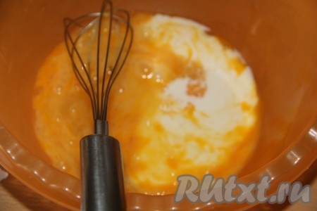 В миску с яичной смесью влить 350 миллилитров молока, перемешать.