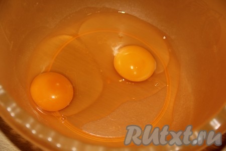 В миску вбить яйца, слегка взбить венчиком.
