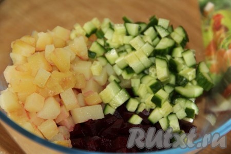 Свежий огурец вымыть, нарезать на средние кубики и выложить в салат из свеклы и картошки.
