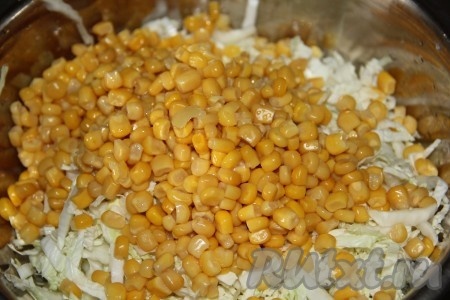 Консервированную кукурузу (без жидкости) добавить к пекинской капусте.