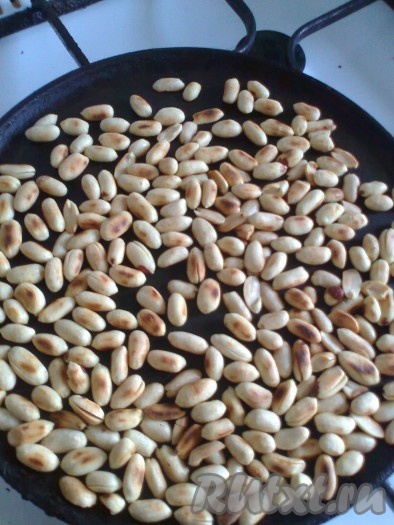 Для приготовления ореховой начинки нужно подсушить орехи на сухой сковороде,
