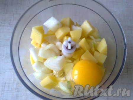 Выложить нарезанные картошку, чеснок и лук в чашу измельчителя (блендера), добавить яйцо, посолить и поперчить.
