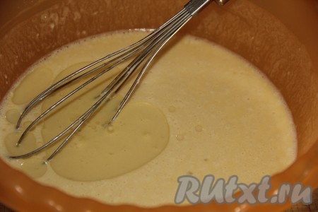 В оставшееся белое тесто влить растительное масло и перемешать.
