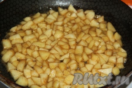 В процессе томления яблочки станут мягкими, жидкость вся выпарится. Распределить яблоки равномерно по всей сковороде.
