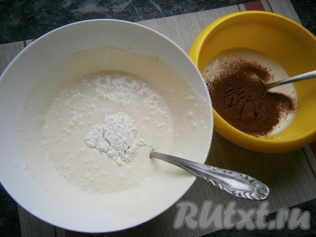 Треть полученной творожной смеси отложить в другую посуду, добавить туда просеянный какао-порошок. В оставшуюся смесь добавить муку.

