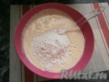 Йогурт с содой вылить в яичную массу, добавить ванильный сахар, перемешать. Всыпать просеянную муку.