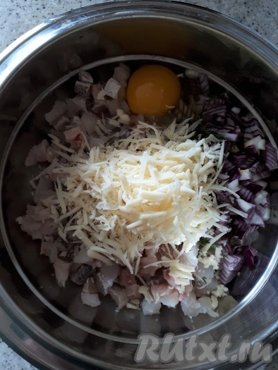 Добавить яйцо, натёртый на крупной тёрке сыр, а также крахмал и майонез.
