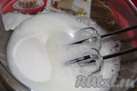 Затем всыпая постепенно сахар и ванилин во взбитые белки, продолжать взбивать до стойких пиков.
