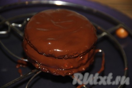 Покрыть пирожные шоколадом со всех сторон и поставить в холодильник на 15 минут.
