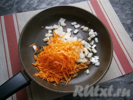 Сварить яйцо в течение минут 10 с начала кипения воды, а после остывания очистить. Репчатый лук очистить, а затем нарезать кубиками, очищенную морковку натереть на крупной тёрке, выложить овощи в сковороду, влить растительное масло.
