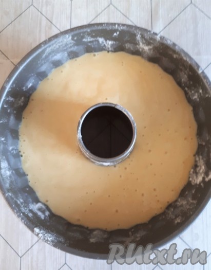 Тесто выложить в смазанную маслом форму для выпечки кекса и поместить в духовку, нагретую до 175 градусов.
