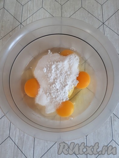 Яйца соединить с сахаром и ванильным сахаром.
