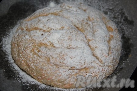 Присыпать хлеб "Фитнес" мукой (или отрубями), сделать декоративные надрезы лезвием. Выпекать домашний хлеб в разогретой духовке при температуре 200 градусов, примерно, 35 минут.
