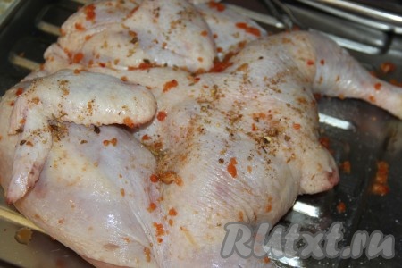 Натереть цыплёнка солью, аджикой и любыми специями для курицы, оставить на 1 час, чтобы мясо замариновалось (можно оставить в холодильнике на ночь).

