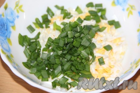 Добавить к яйцам нарезанный зелёный лук, слегка посолить и припёк для блинов готов.
