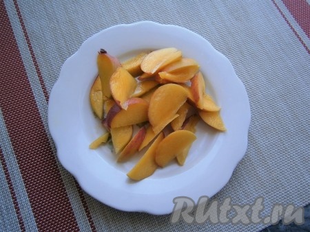 У персиков удалить косточки и нарезать их на дольки.
