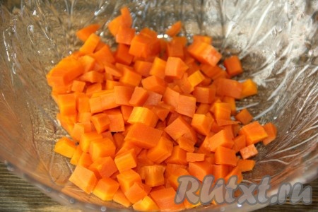 Морковь предварительно сварить до готовности (варить 20-25 минут с момента начала кипения), а затем почистить и нарезать на средние кубики.
