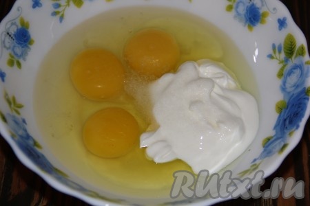 Для приготовления теста для блинчиков соединить яйца и сметану, посолить, взбить массу с помощью венчика до однородности. 
