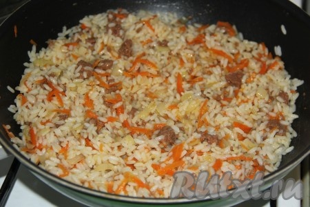 Перемешать рис с тушёнкой и овощами. Прогреть блюдо в течение 10 минут на медленном огне. Снять с огня и оставить под крышкой настояться минут на 10.
