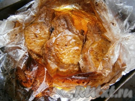 Запекать свиные стейки в разогретой до 180 градусов духовке 1 час, после чего аккуратно рукав разрезать.