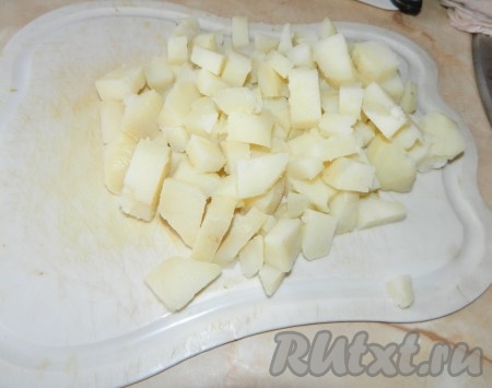 Вареный картофель остудить, очистить и нарезать на небольшие кусочки.