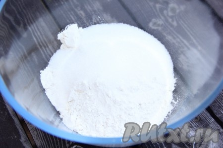 Теперь замесим песочное тесто, для этого в миску нужно всыпать муку, разрыхлитель и сахар.
