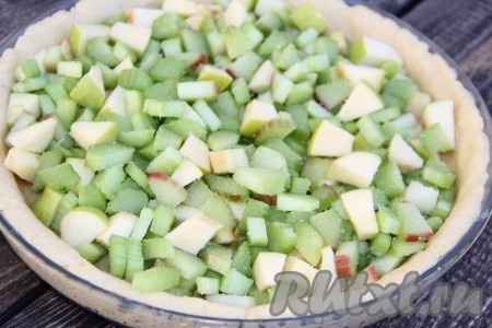 На тесто равномерно выложить ревень, смешанный с яблоками и ванильным сахаром.
