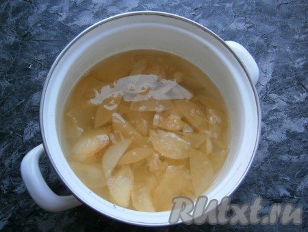 Довести до кипения, а затем варить на слабом огне 15-20 минут. В конце варки добавить в яблочно-грушевый компот лимонную кислоту.
