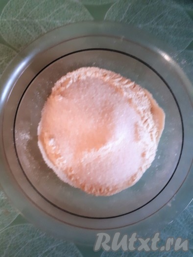 Сначала приготовим песочное тесто, которое станет основой для пирога. Для этого в миску нужно просеять муку, всыпать сахар, перемешать.
