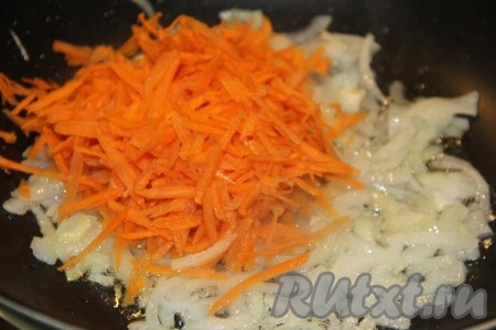 Обжарить лук в течение 3-5 минут на среднем огне, помешивая время от времени, затем добавить натёртую на крупной тёрке морковь, перемешать. Обжаривать овощи на сковороде минут 5.
