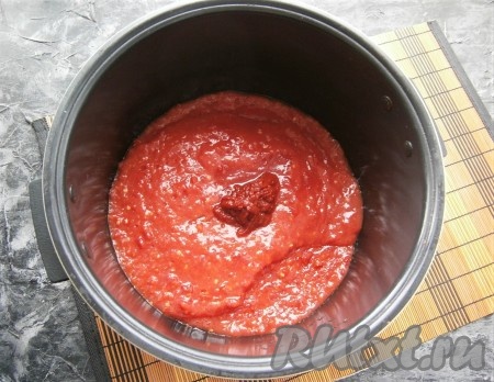 Приготовить соус, для этого 800 грамм свежих помидоров перекрутить на мясорубке (или в чаше блендера) до пюре, вылить в большую кастрюлю, добавить томатную пасту. Я готовила соус в мультиварке - очень удобно.
