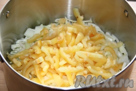 Болгарский перец вымыть, очистить от плодоножек, удалить семена. Нарезать перец на полоски и добавить в кастрюлю.