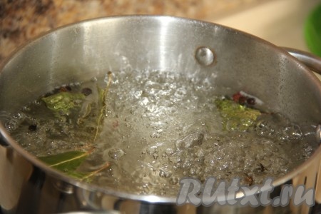 Довести маринад до кипения, проварить несколько минут (до полного растворения соли и сахара), затем добавить уксус и снять с огня.
