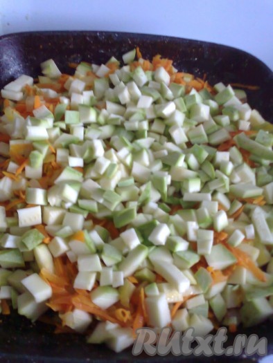К обжаренным овощам добавить кабачки, посолить по вкусу, перемешать и готовить на среднем огне до мягкости (около 5 минут), периодически помешивая.