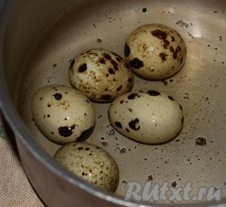 Перепелиные яйца отварить с момента закипания воды в течение 2 минут.