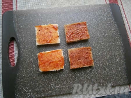 Ломтики хлеба немного смазать кетчупом (тонким слоем, чтобы он сразу впитался в мякиш).
