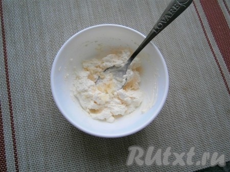 Тщательно размять творожно-сырную массу, добавить мелко нарезанный чеснок и немного соли, перемешать.

