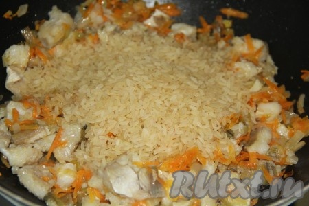 Рис промыть, а затем всыпать в сковороду с минтаем и овощами. 
