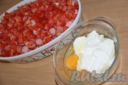 Для приготовления заливки в отдельной миске соединить сметану, яйца, воду, соль и специи.

