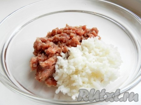 Свинину и половину луковицы пропустить через мясорубку. Рис отварить до готовности, смешать со свиным фаршем, добавить соль и перец.
