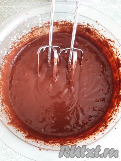 Добавить остывшее растопленное сливочное масло с шоколадом, перемешать.
