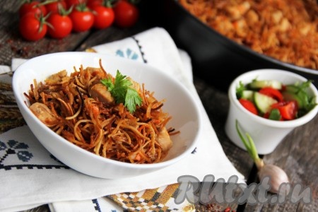 Разложить со сковороды по тарелкам и подать вкусное блюдо "Нан-палау", приготовленное со свининой и вермишелью, к столу в горячем виде.
