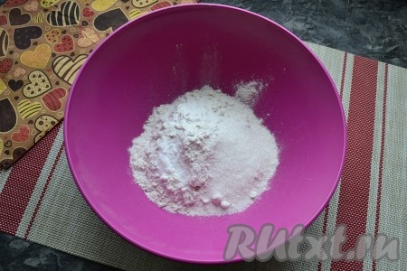 Добавить соль, сахар, соду и ванильный сахар.