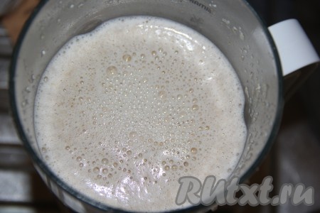 Содержимое литровой банки (всю овсяную массу) вылить в чашу блендера, добавить ванилин и мёд, пробить овсяное молоко в течение 2 минут.
