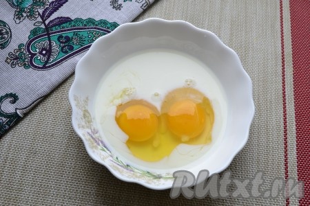 Яйца разбить в миску, добавить маленькую щепотку соли, влить молоко.
