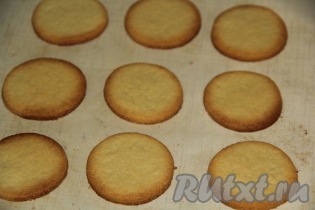 Выпекать печенье в разогретой духовке минут 5-7 (до лёгкого золотистого цвета) при температуре 200 градусов.